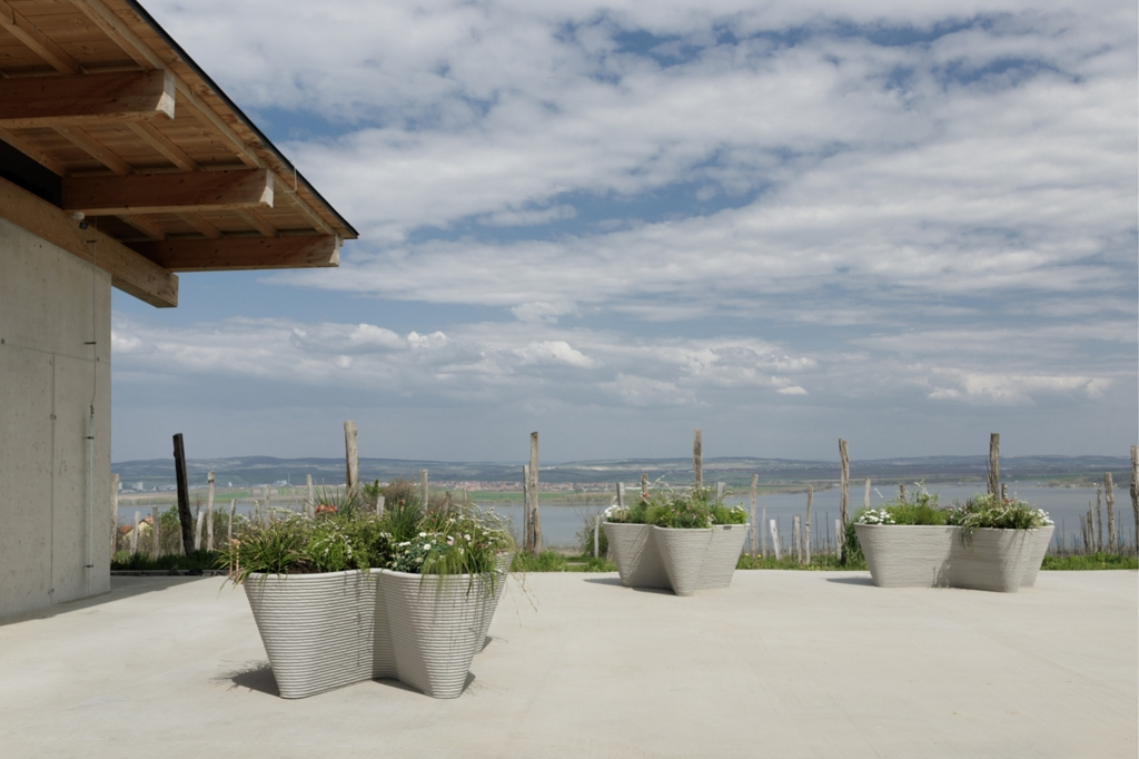 mmcité prezinta noua colectie de jardiniere din beton imprimat Typo