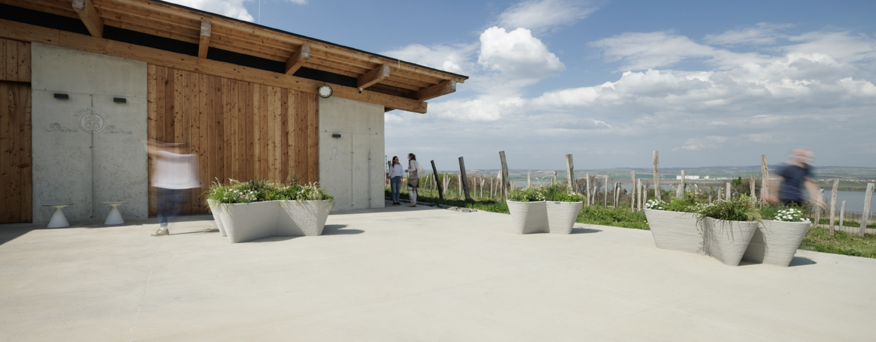 mmcité prezinta noua colectie de jardiniere din beton imprimat Typo