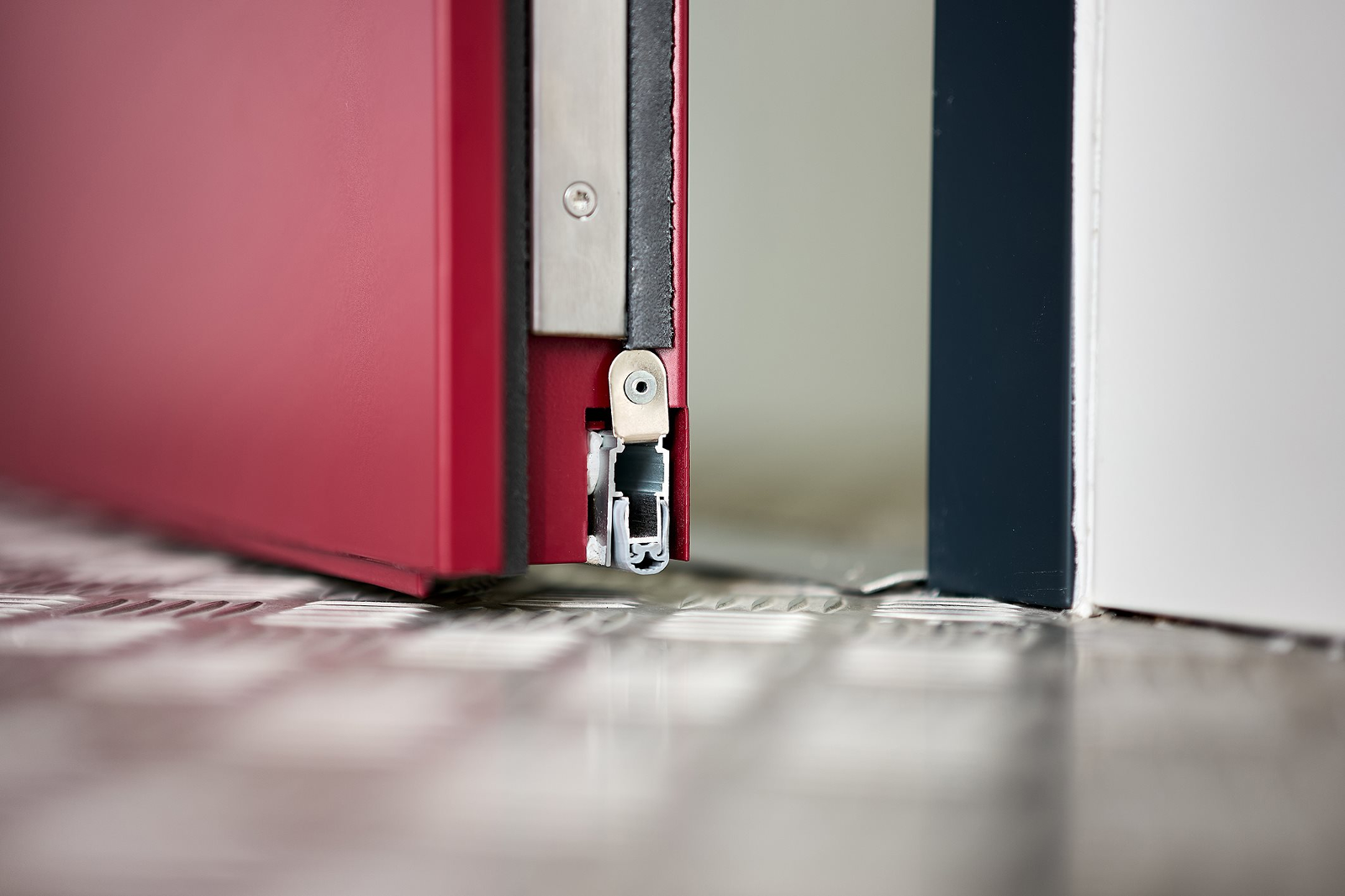 New at DOMOFERM. Strong. Safe. Sound-insulationg high-performance security doors - Lowerable floor sealing for improved sound insulation up to 42 dB