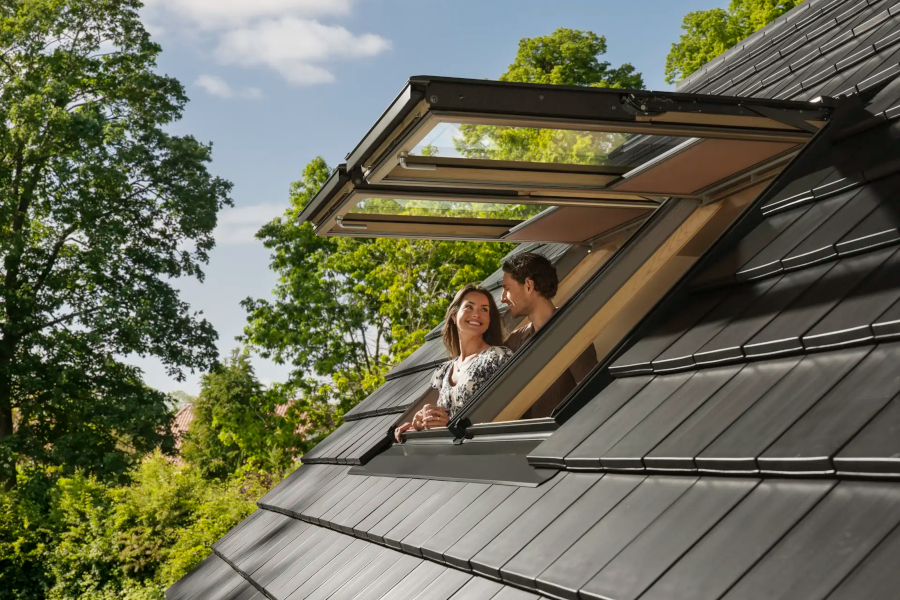 Noile ferestre de mansarda Confort (GNL si GNU) si fereastra electrica pentru acces pe acoperis terasa de la VELUX - GNL - Fereastra de mansarda Confort cu deschidere de jos, din lemn