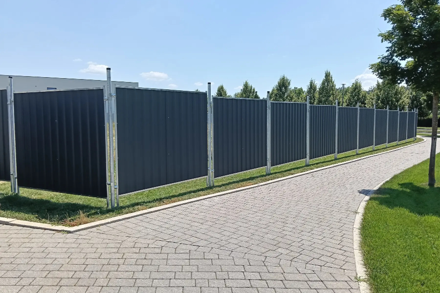 Noua solutie de imprejmuire pentru constructii de la Decorio: Gardul de santier semi-permanent
