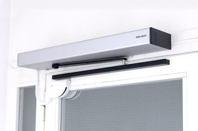 Noul operator pentru usa batanta ASSA ABLOY SW300-S