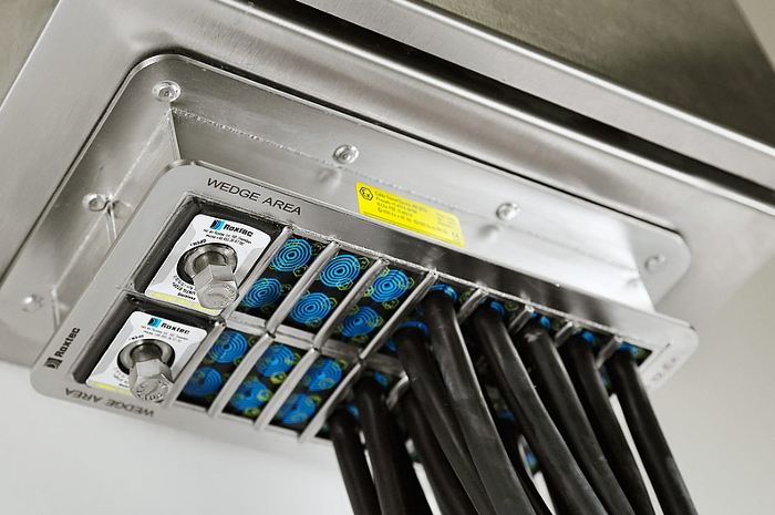 Noile solutii Roxtec HD 32 pentru treceri cu densitate mare de cabluri pentru cutii de borne si cofrete