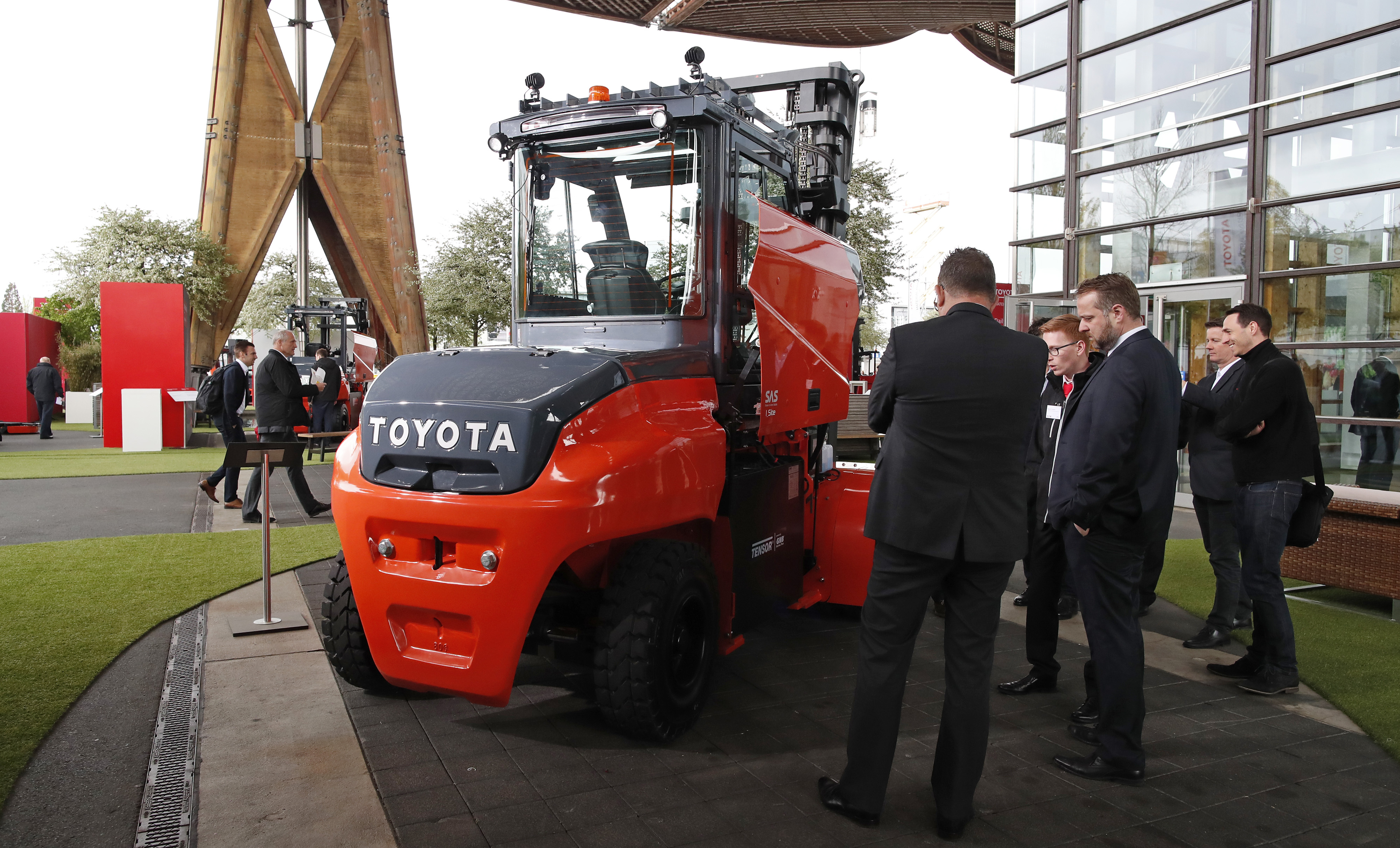 Toyota lanseaza noul stivuitor electric de mare capacitate Traigo80