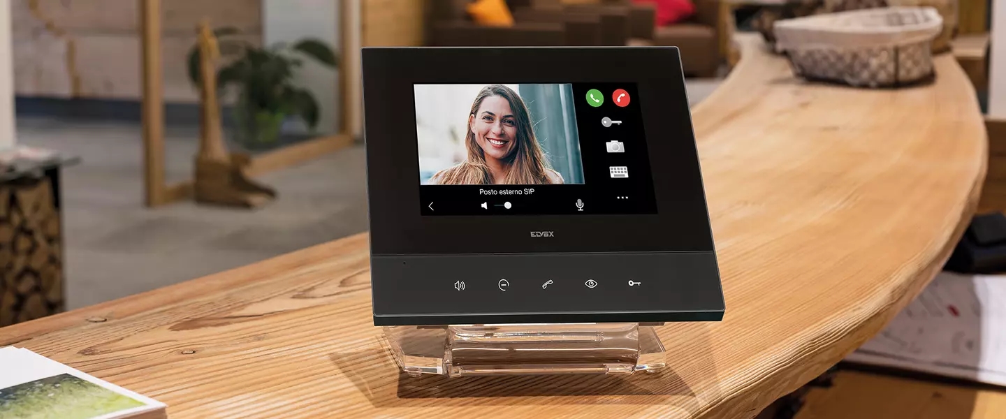 Noul video-interfon hands-free cu tehnologie SIP