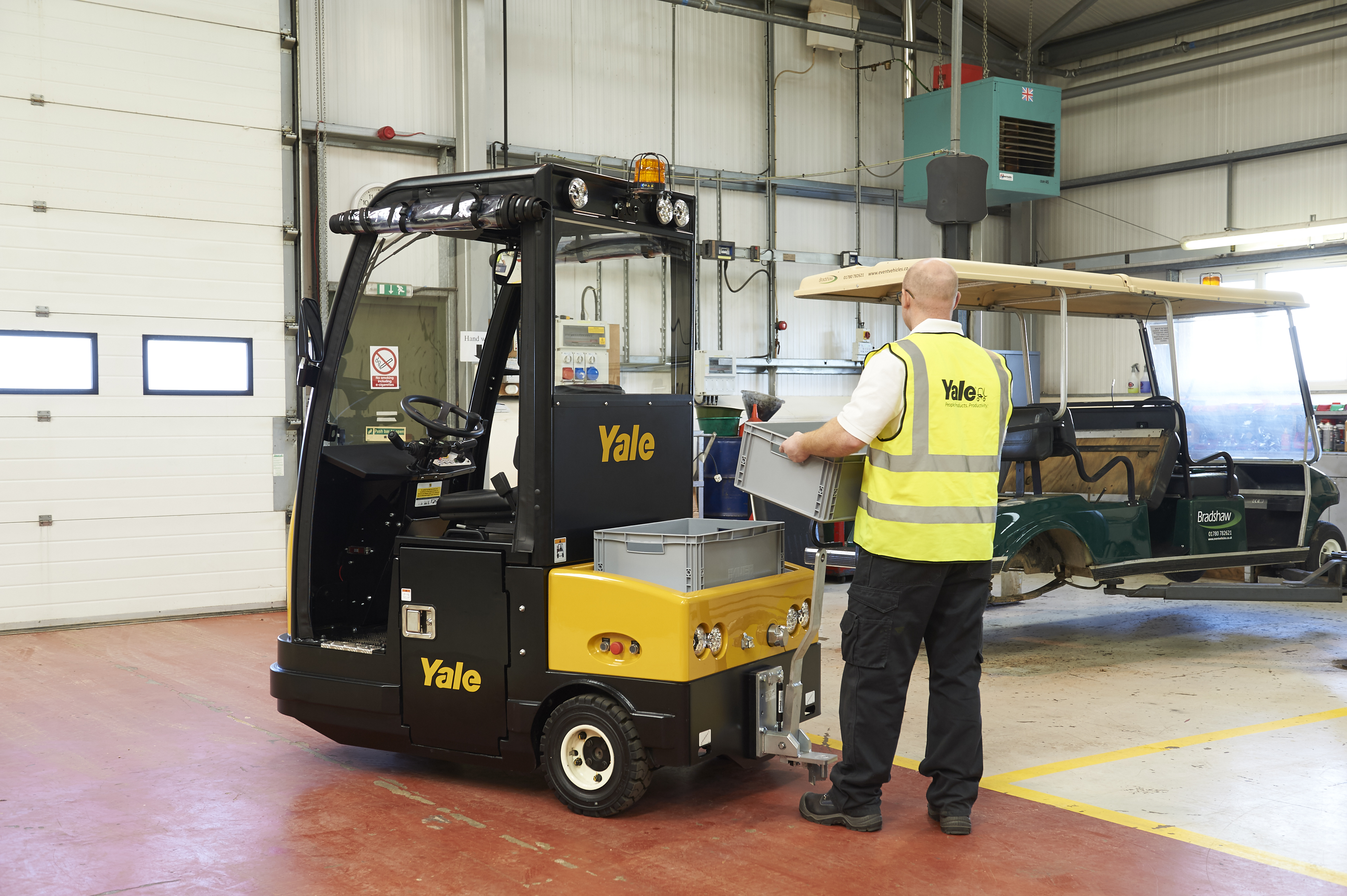 Yale lanseaza doua noi modele din seria utilajelor de tractare tip tow tractor