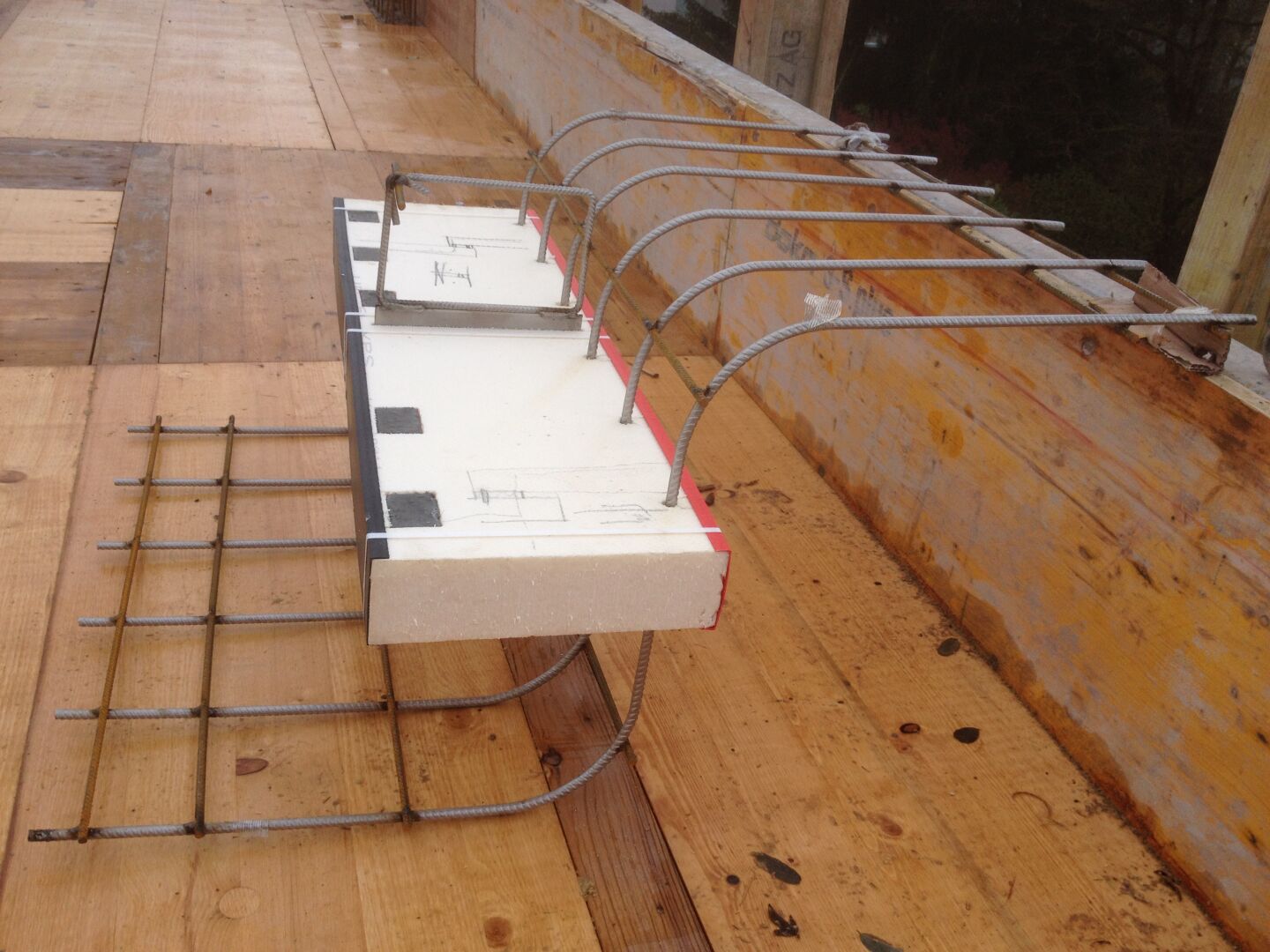 Conectori termoizolatori Peikko EBEA® pentru eliminarea puntilor termice de la balcoane