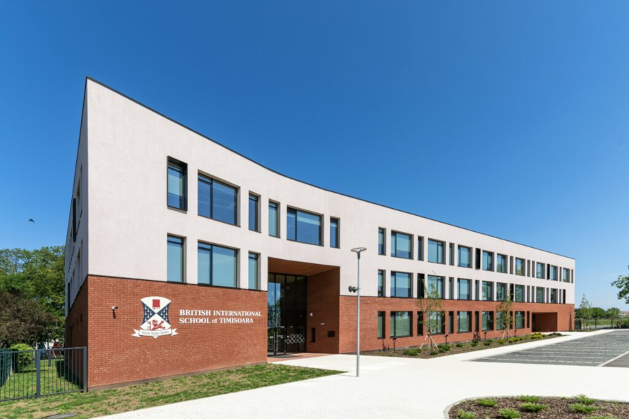 Alukönigstahl: Sisteme de ferestre Schüco la International British School din Timisoara - Foto: Ovidiu Micsa