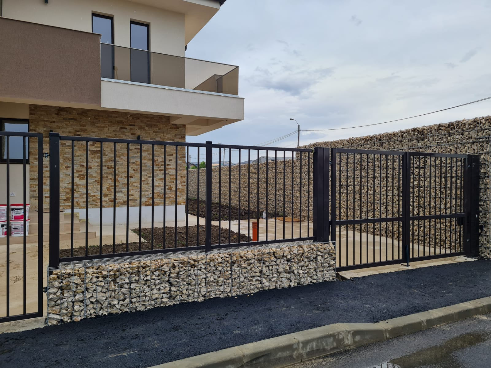 Imprejmuire cu gabion si porti metalice Decorio la Bonavita