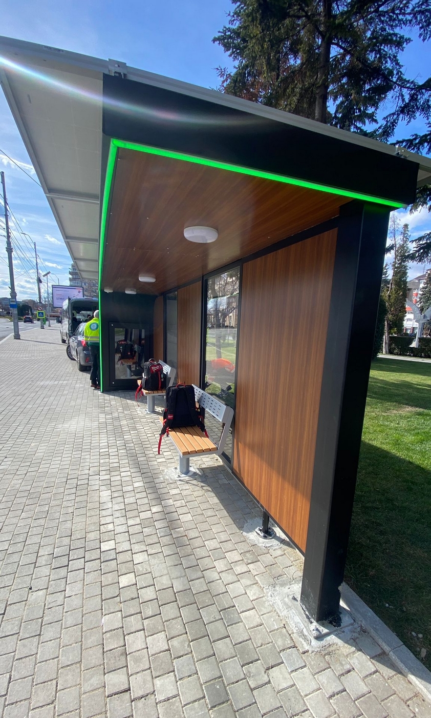 Statii de autobuz cu incarcare solara EXE Green Holding instalate in municipiul Targoviste