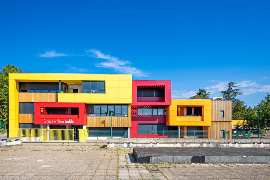 Reproiectarea fatadei complexului scolar „Galilée” din Villefontaine, Franta, cu panourile Fundermax Max Compact Exterior