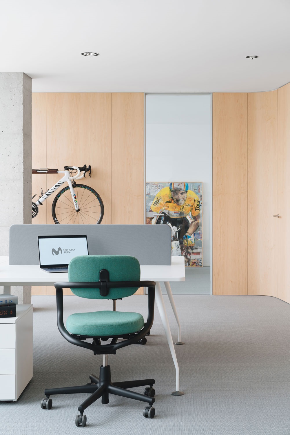 iGuzzini Blade R downlight lighting used at The Movistar team offices, Egüés, Navarra, Spain