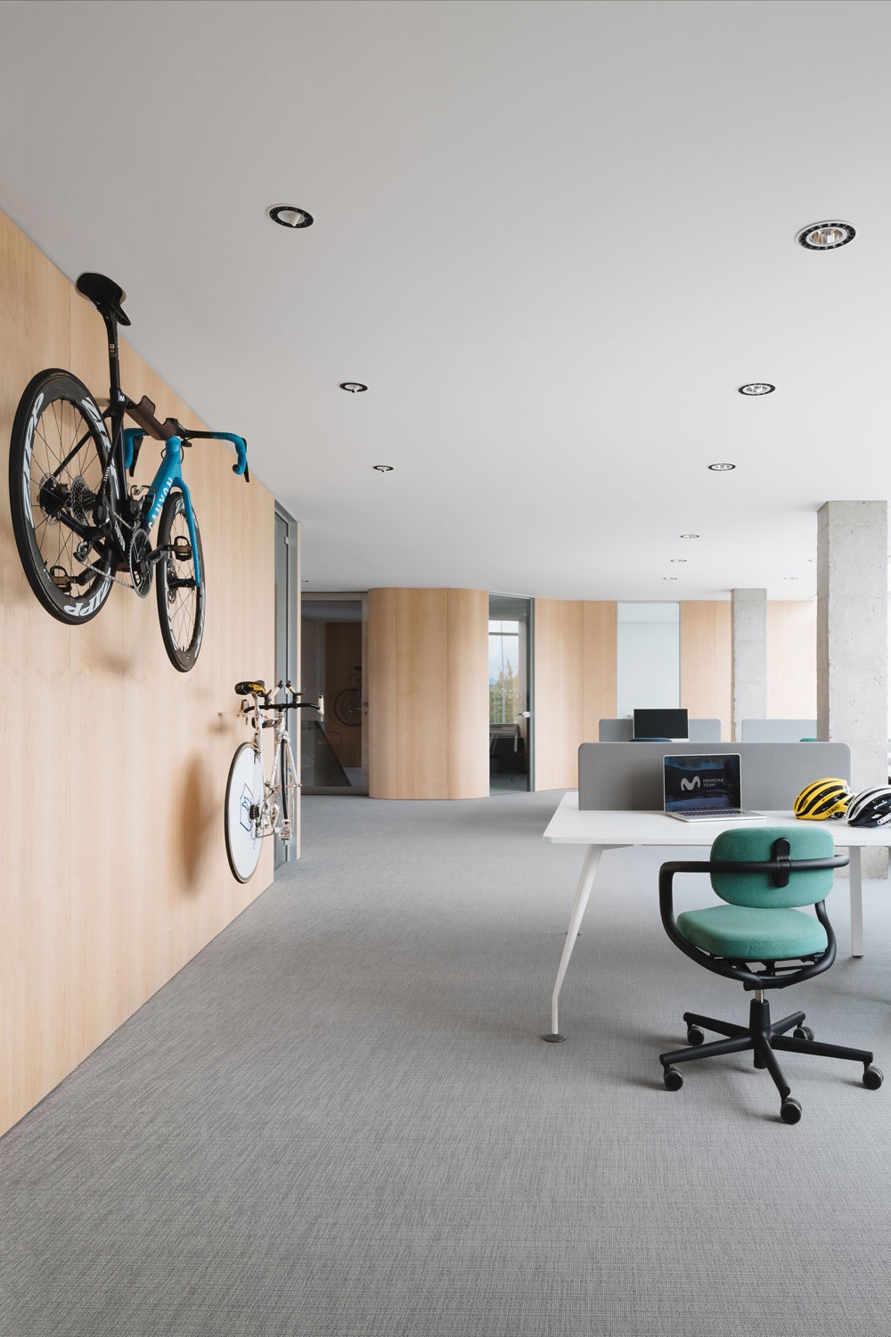 iGuzzini Blade R downlight lighting used at The Movistar team offices, Egüés, Navarra, Spain