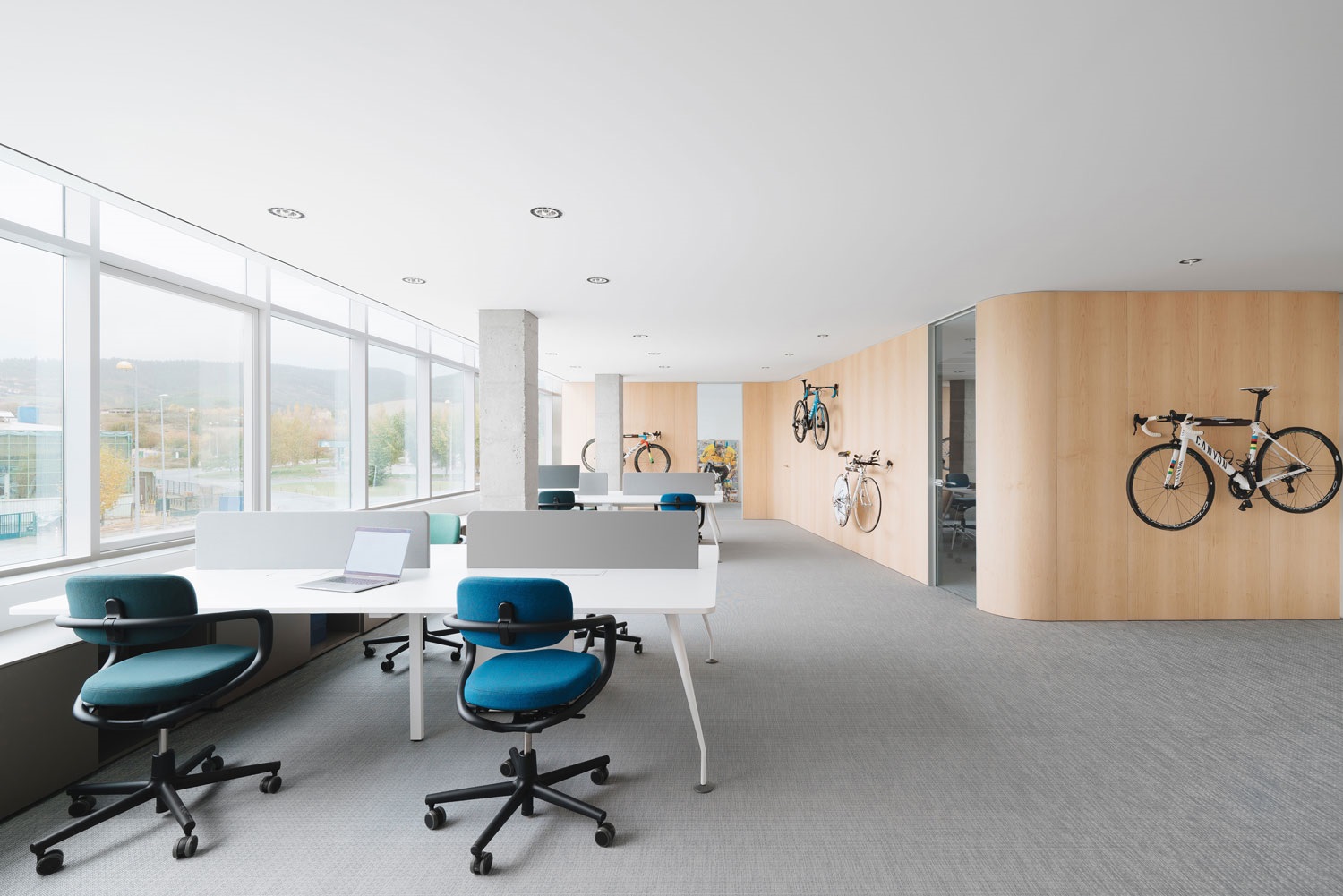 iGuzzini Blade R downlight lighting used at The Movistar team offices, Egüés, Navarra, Spain