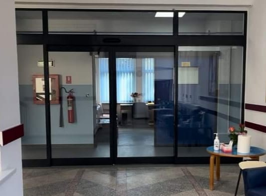 Acces sigur si curat in sectia modernizata de medicina interna a Spitalului Municipal Orsova cu usi Tormed de la KADRA