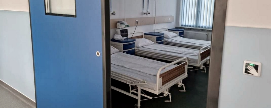 Acces sigur si curat in sectia modernizata de medicina interna a Spitalului Municipal Orsova cu usi Tormed de la KADRA