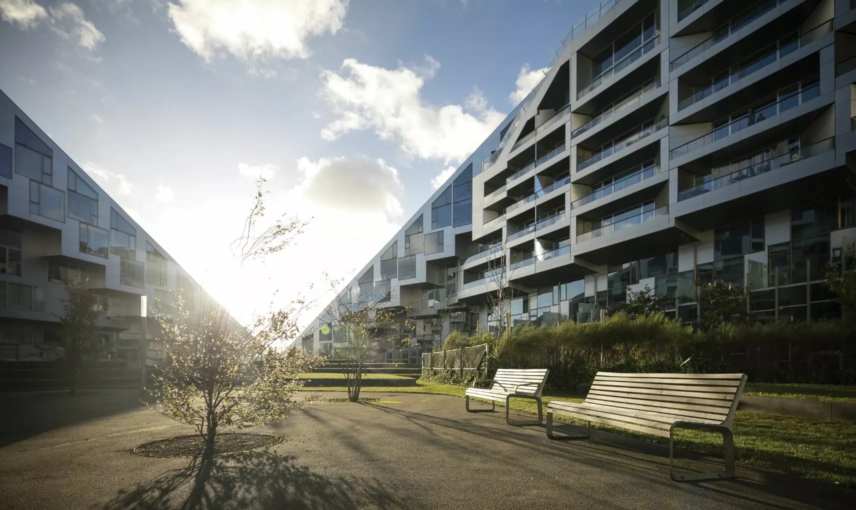 Bancile mmcité Portiqoa in complexul de locuinte 8 House, Copenhaga, Danemarca