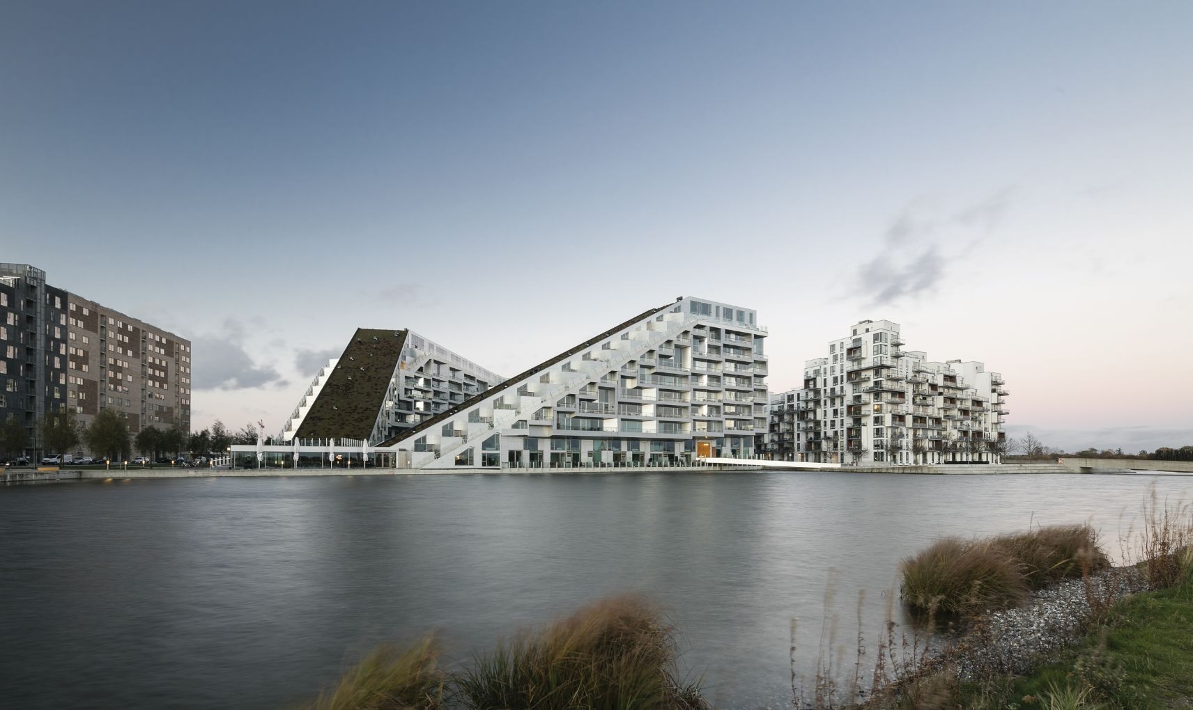 Bancile mmcité Portiqoa in complexul de locuinte 8 House, Copenhaga, Danemarca
