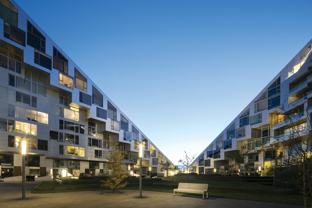 Bancile mmcité Portiqoa in complexul de locuinte 8 House, Copenhaga, Danemarca