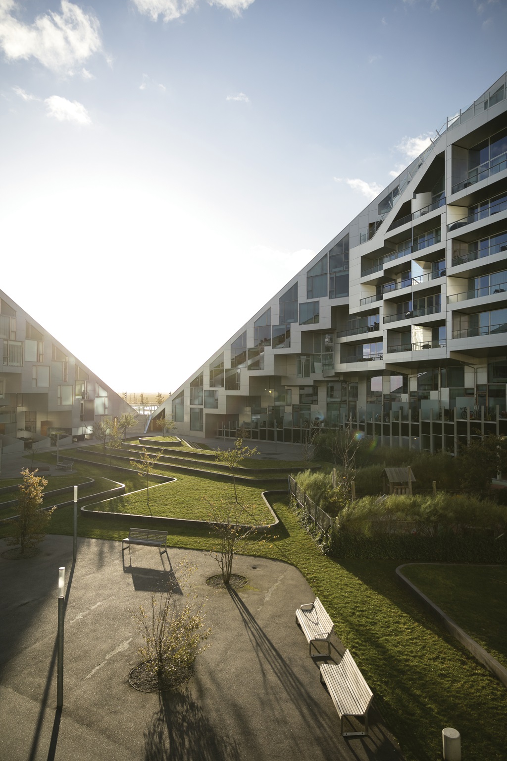 Bancile mmcité Portiqoa in complexul de locuinte 8 House, Copenhaga, Danemarca