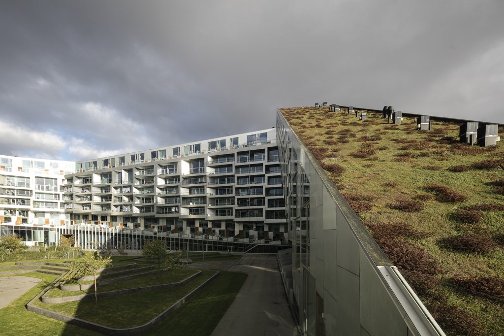 Bancile mmcité Portiqoa in complexul de locuinte 8 House, Copenhaga, Danemarca