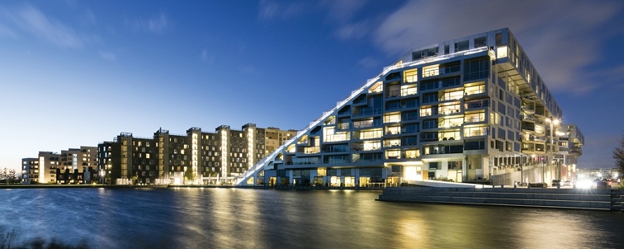 Bancile mmcité Portiqoa in complexul de locuinte 8 House, Copenhaga, Danemarca