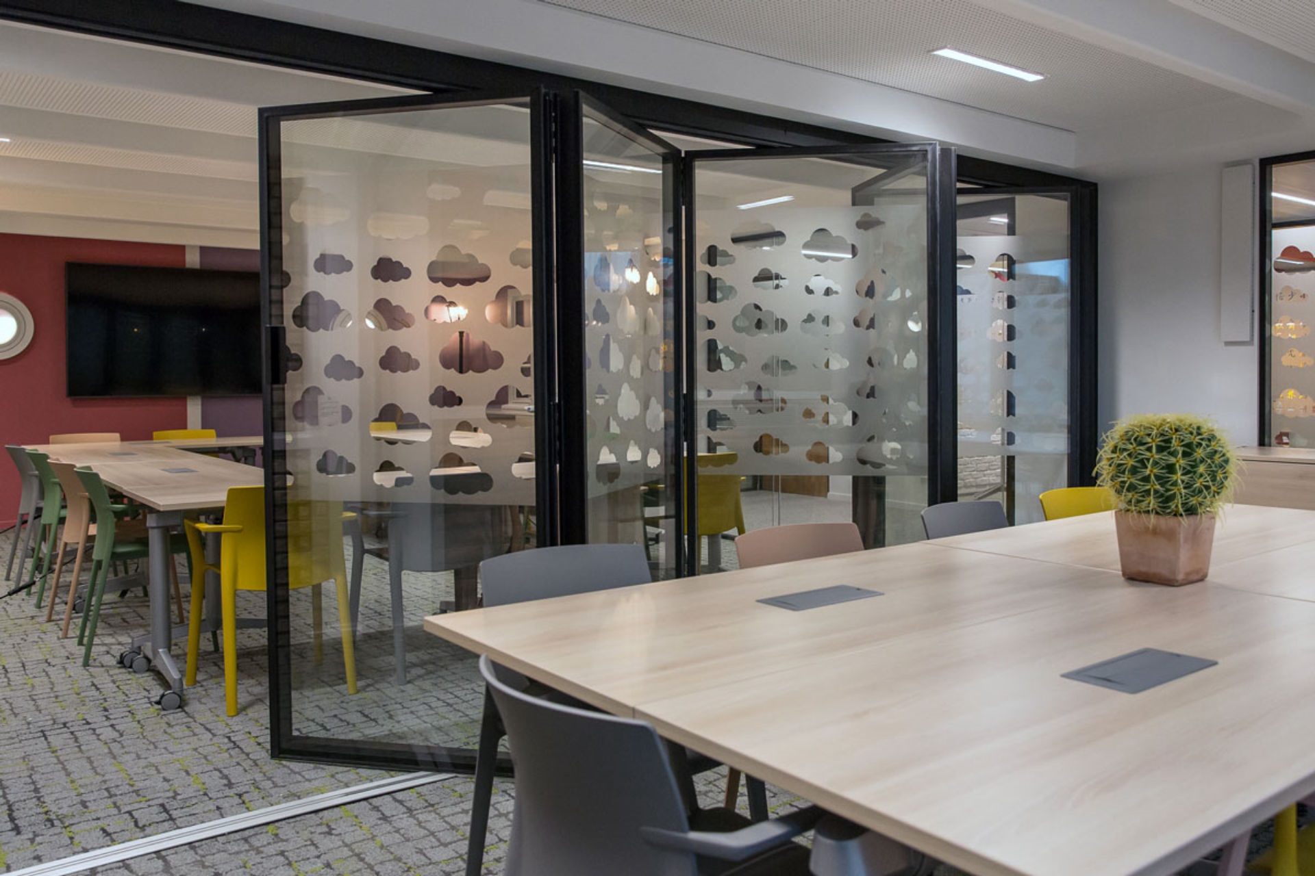 DEKO FV2 Glass folding partition at BIBLIOTEK+ in Hoje Gladsaxe Centre, Soborg, Denmark