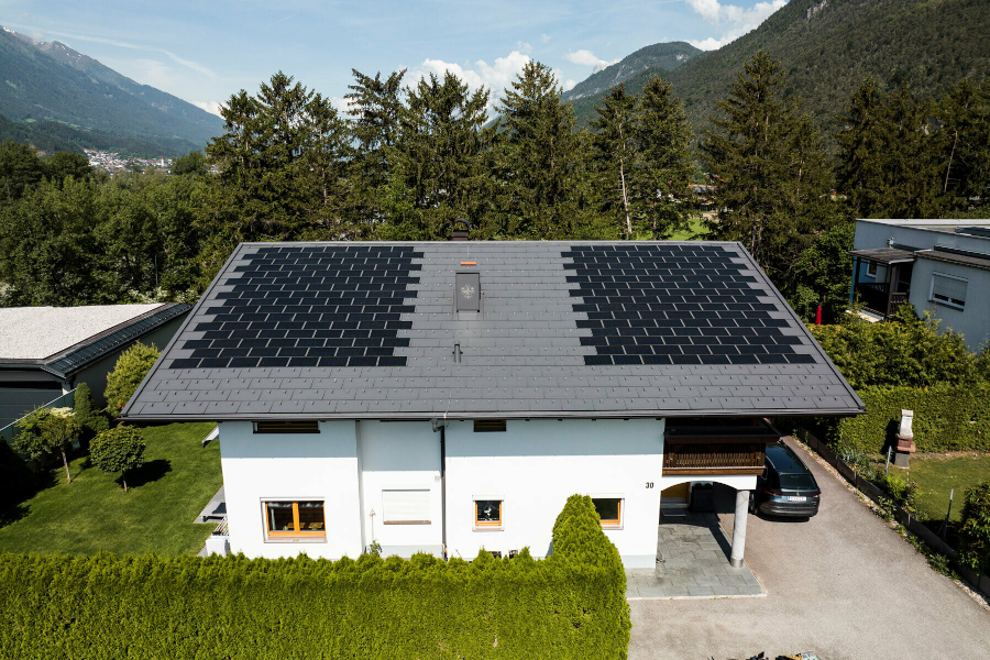 Prima instalare a panoului solar inovator PREFA pentru acoperis in Zirl, Austria