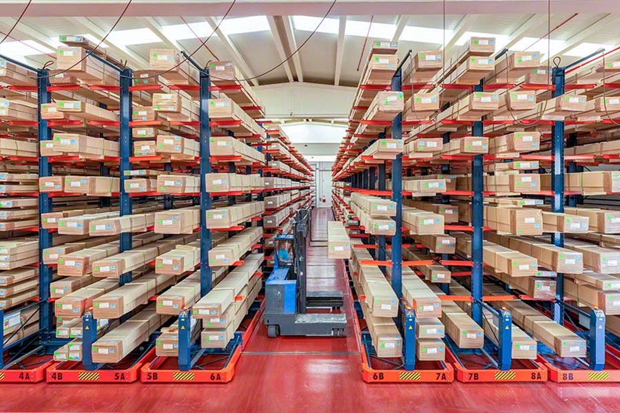 Rafturi cantilever Mecalux la centrul logistic Giménez Ganga, Sax, Spania