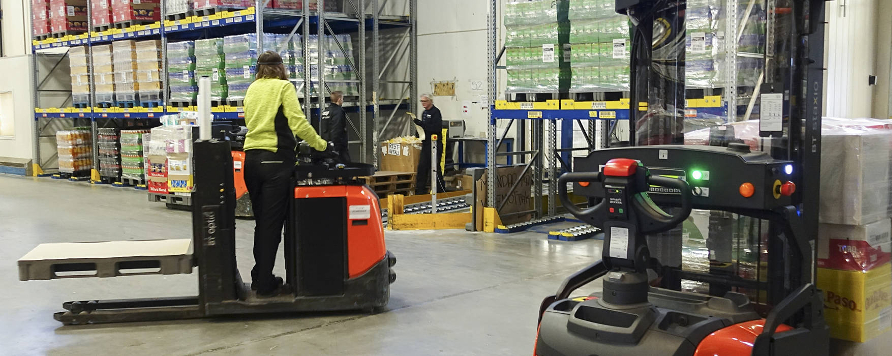 Stacker-e automate in simbioza perfecta cu operatorii de la depozitul COOP