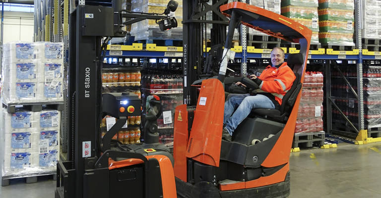 Stacker-e automate in simbioza perfecta cu operatorii de la depozitul COOP