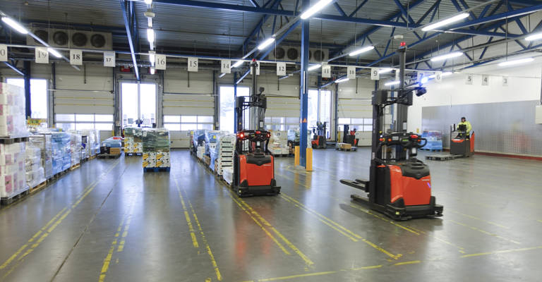 Stacker-e automate in simbioza perfecta cu operatorii de la depozitul COOP