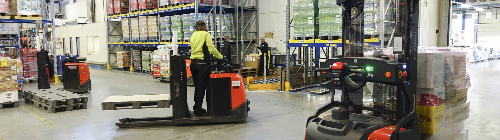 Stacker-e automate in simbioza perfecta cu operatorii de la depozitul COOP