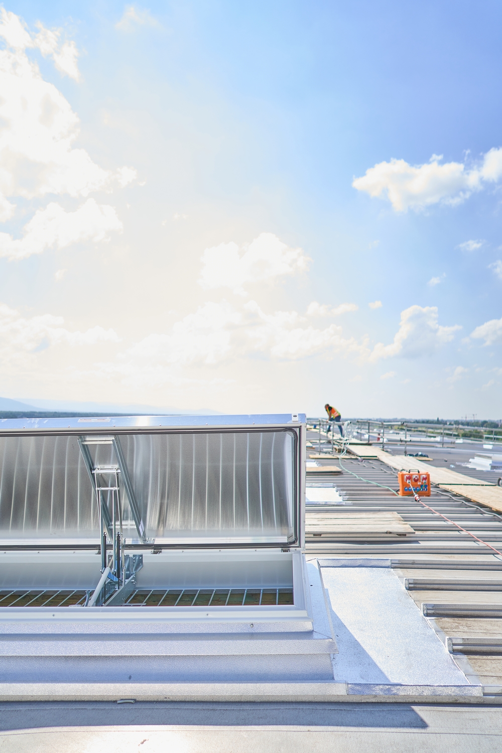 VELUX Commercial ofera servicii complete de service pentru actualizarea sistemului de evacuare a fumului si a caldurii la Karlsruhe Trade Fair Centre