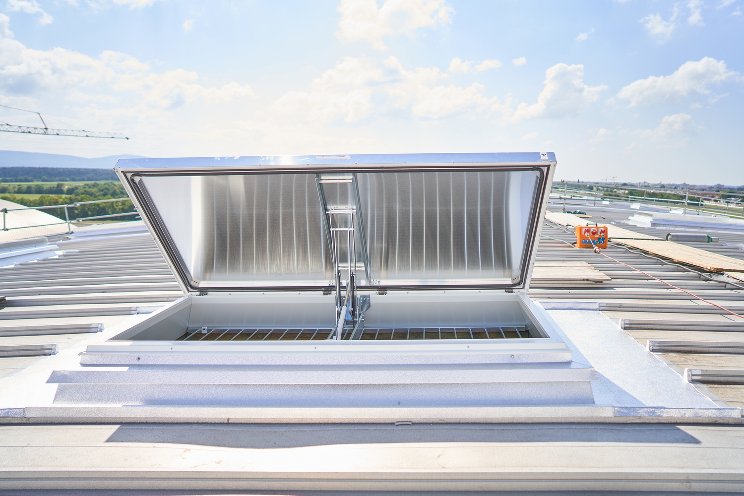 VELUX Commercial ofera servicii complete de service pentru actualizarea sistemului de evacuare a fumului si a caldurii la Karlsruhe Trade Fair Centre