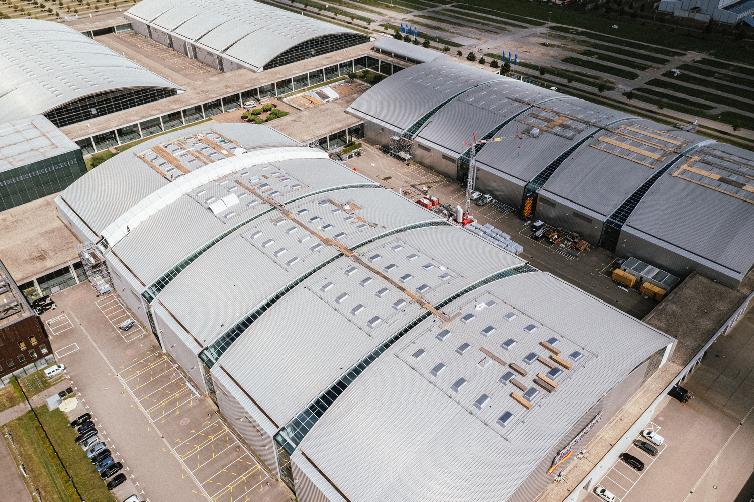 VELUX Commercial ofera servicii complete de service pentru actualizarea sistemului de evacuare a fumului si a caldurii la Karlsruhe Trade Fair Centre