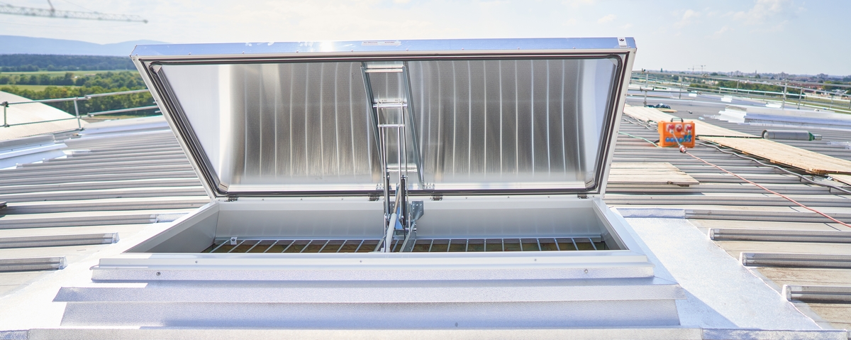 VELUX Commercial ofera servicii complete de service pentru actualizarea sistemului de evacuare a fumului si a caldurii la Karlsruhe Trade Fair Centre