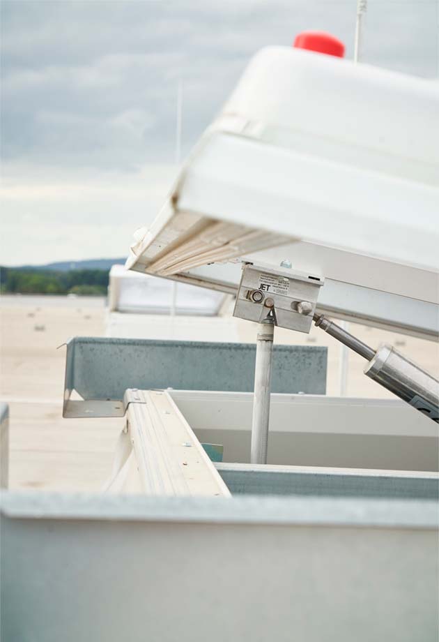Luminatoare continue si cupole luminatoare multifunctionale VELUX Commercial