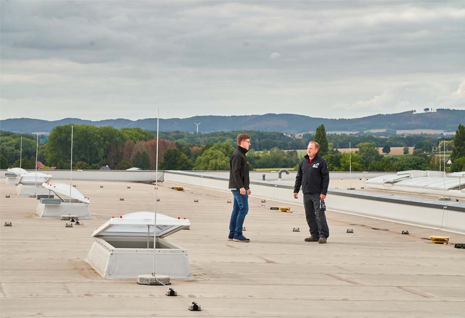 Luminatoare continue si cupole luminatoare multifunctionale VELUX Commercial la 