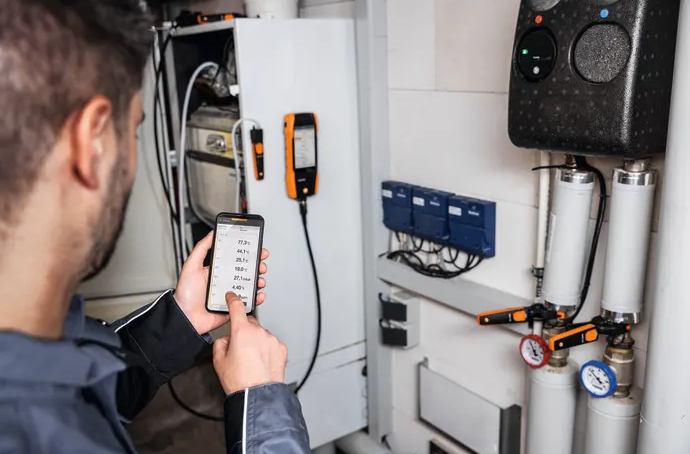 Analizor de gaze de ardere testo 300 NEXT LEVEL cu senzori de O<sub>2</sub>, CO pana la 4,000 ppm si NO