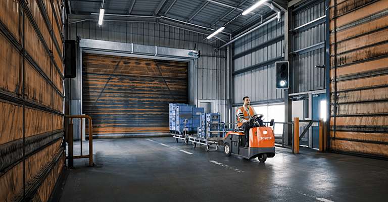 Echipamente de remorcare cu operator pe scaun Toyota Tracto R