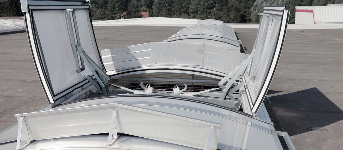 Sisteme de evacuare fum si gaze fierbinti pentru luminatoare continue VELUX Commercial VARIO-THERM DK 95
