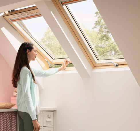 GLL 1061 B - Fereastra de mansarda Standard Plus, din lemn, cu operare de jos