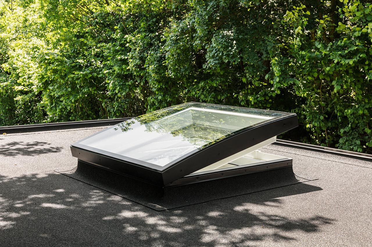 CFU, CVU, ISU 1093 - Ferestre VELUX pentru acoperis terasa cu protectie din sticla curbata