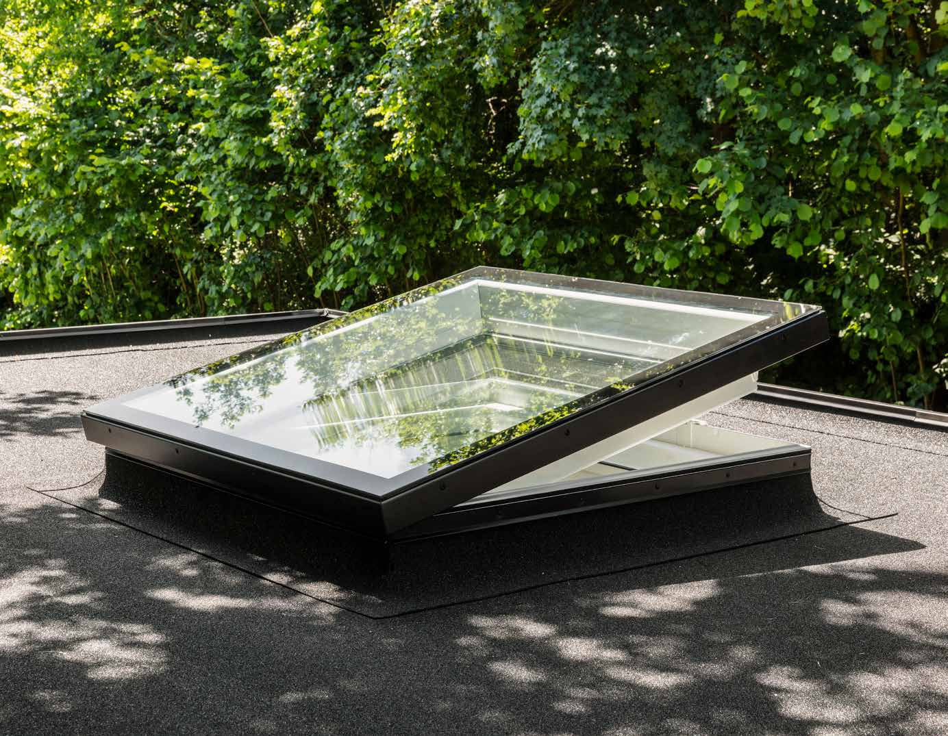 CFU, CVU, ISU 2093 - Ferestre VELUX pentru acoperis terasa cu protectie din sticla plata