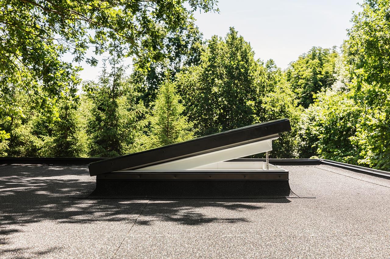 CFU, CVU, ISU 2093 - Ferestre VELUX pentru acoperis terasa cu protectie din sticla plata